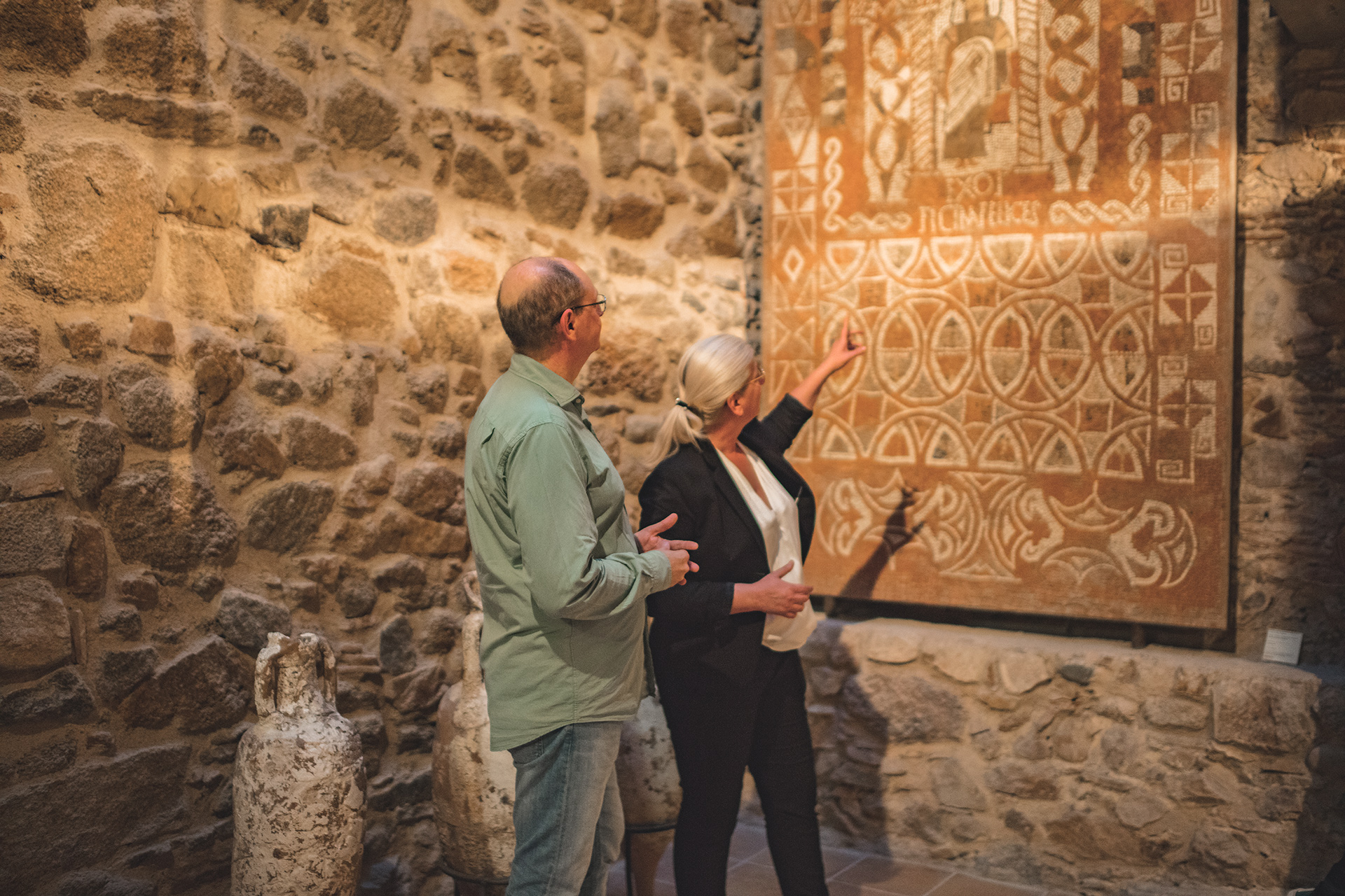 Rosa Sureda explica el mosaico romano