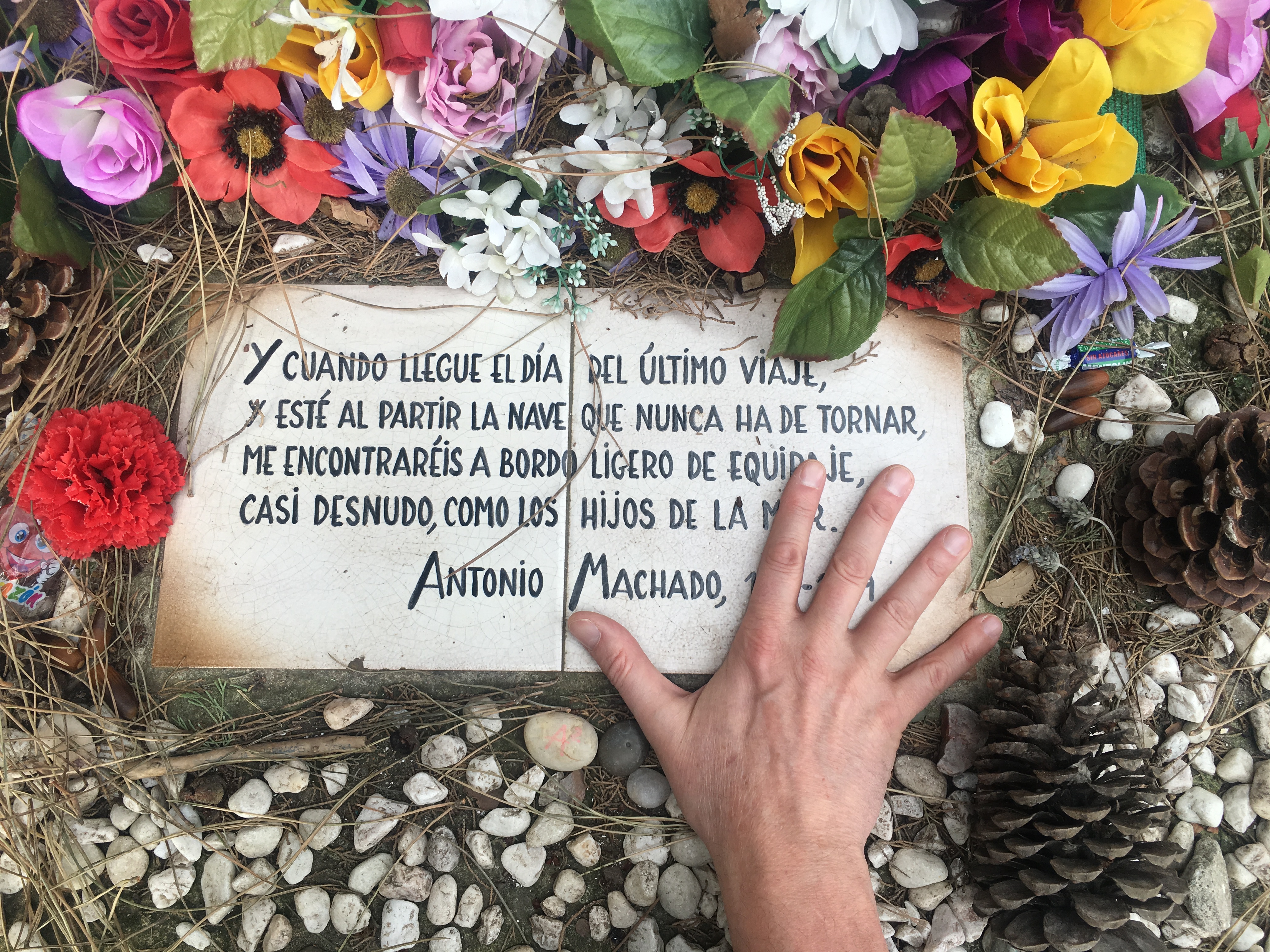 Emoción en la tumba de Antonio Machado